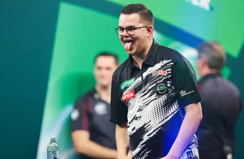 Gian van Veen in Aktion bei der vergangenen Darts-WM