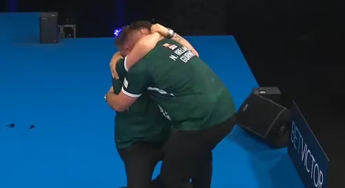 Josh Rock en Daryl Gurney vielen elkaar in de armen na de winnende dubbel