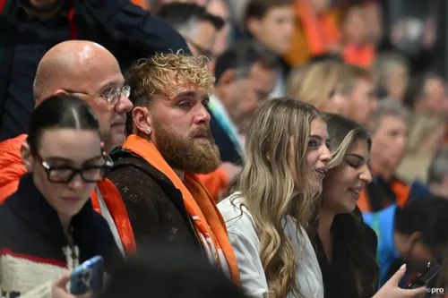 Jake Paul op de tribune tijdens de Olympische Winterspelen.