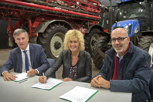 2018 135 ondertekening uvo nitraat door cees bijl trienke elshof en leo hendriks foto jan anninga