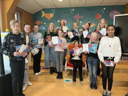 de wijk winnares lenna met andere voorlezers foto door michelle van wilsum