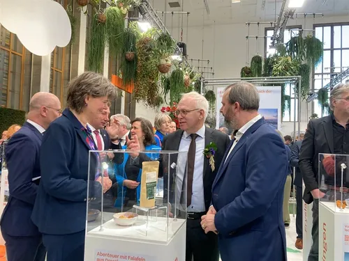 drents streekproduct geopend door gedeputeerden meeuwissen en van dijk