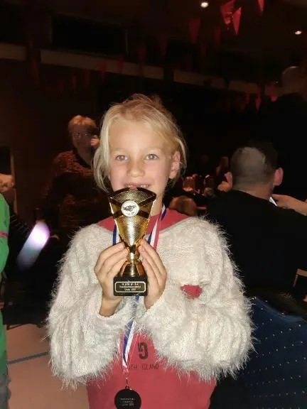 linde dyezz met beker 002