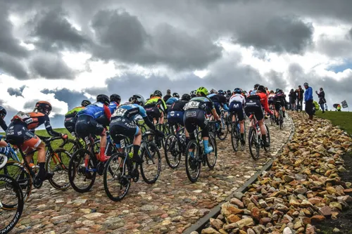 ronde van drenthe foto strijd op de vam berg 2019 foto harm van alst scaled