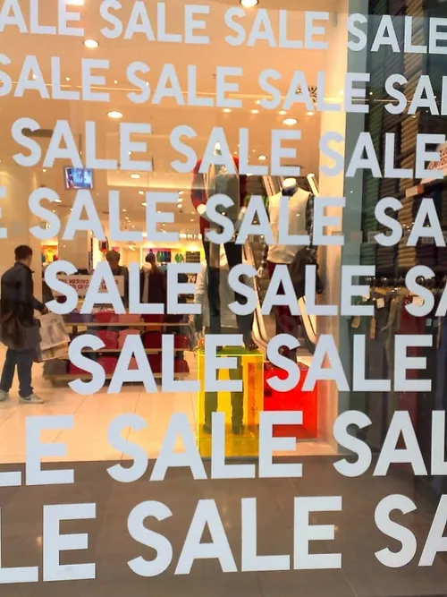 uniqlo westfield markhillary foter cc by