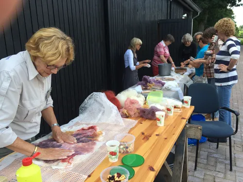 vrijwilligers bc helpen met vilten 01