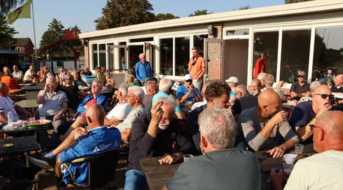 Het bleef nog lang onrustig rond de kantine van Vitesse'63.
