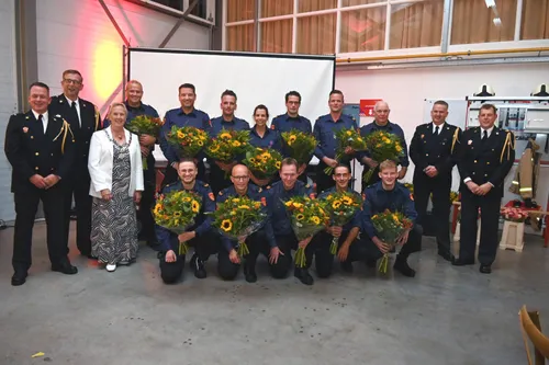 Bij de foto’s: Burgemeester Nieuwenhuizen (derde van links) en Ellard Roersma (Brandweer Drenthe; tweede van links) met de vrijwilligers van post Zuidwolde die zaterdag in het zonnetje zijn gezet.&nbsp; &nbsp;