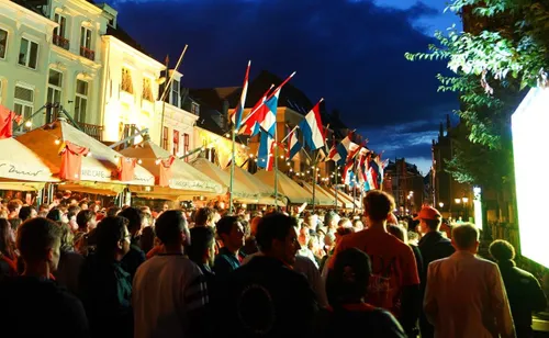 2024 07 07 meesters multi media fotos voetbal op groot scherm parade den bosch 2