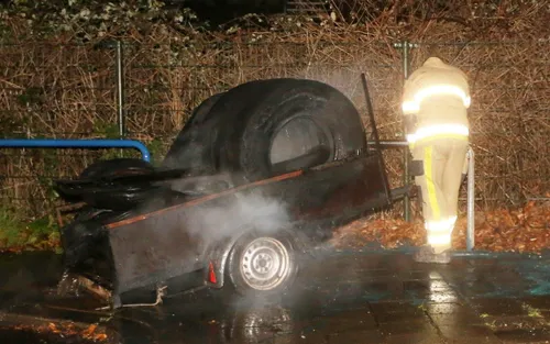 aanhanger in brand steenweg waardenburg 2