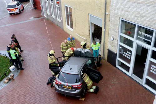 auto tegen gevel appartementencomplex den bosch 7