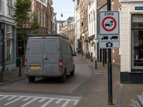 Oude bestelwagen in milieuzone