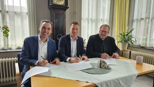 Ondertekening koopovereenkomst door gedeputeerde Stijn Smeulders, Tjeerd de Kort en pastoor Jochem van Velthoven (vlnr)