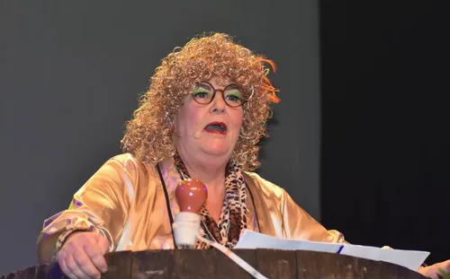 Trea van Kuijk als Madelon van de schoonheidssalon