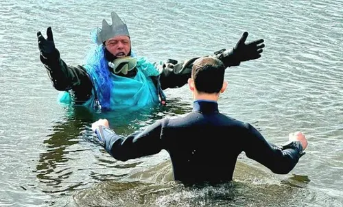 Een leerling wordt bij zijn eerste buitenduik in Het Blauwe Meer 'gedoopt' door Koning Neptunus