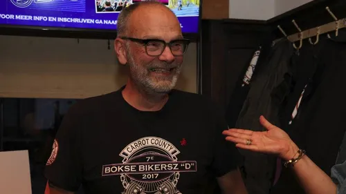 Bokse Bikersz D voorzitter Henk Tuijtelaars ontving, als dank voor de gift, een Poppy's pin in de vorm van een klaproos