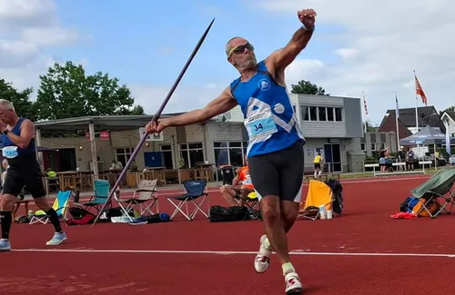 Frits van der Velden bij het speerwerpen