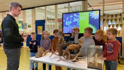 boswachter roan bezoekt ikc meester siebering tijdens kinderboekenweek