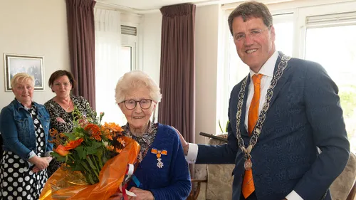 lintje voor mw reuvers erica fotograaf jan anninga