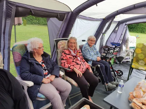 treant glimlach bewoners holdert op de camping