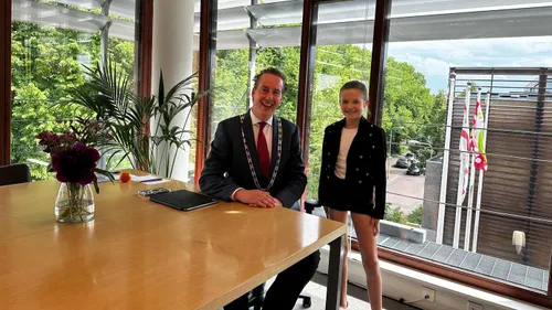 Burgemeester Arjen Maathuis met Hulpkinderburgemeester Imaé Lameire