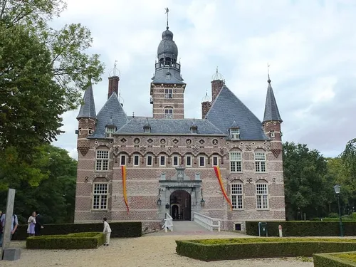 799px kasteel wijchen 17 vooraanzicht zuid met poortgebouw tussen west en oostvleugels public domain havang