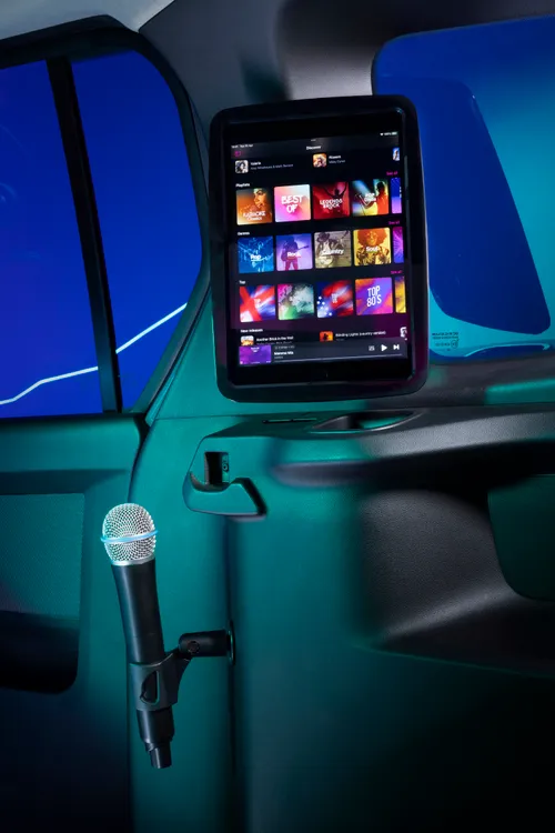 02 nissan townstar karaok e is een karaokelounge op wielen