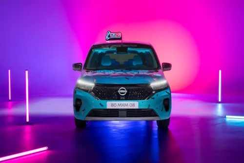 06 nissan townstar karaok e is een karaokelounge op wielen