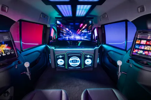 07 nissan townstar karaok e is een karaokelounge op wielen