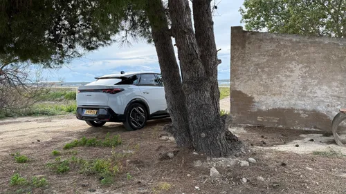 Paparazzi foto's van de Peugeot e-3008