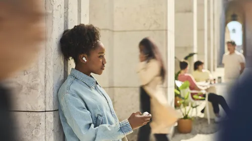 548618 jbl tour pro 3 lifestyle 1 0645e8 original 1723189340