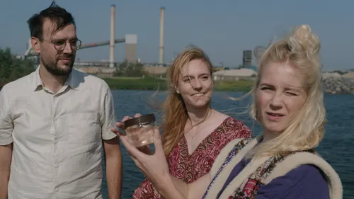 presentatrice janouk kelderman met onderzoeksjournalisten bijou van der borst en emiel woutersen