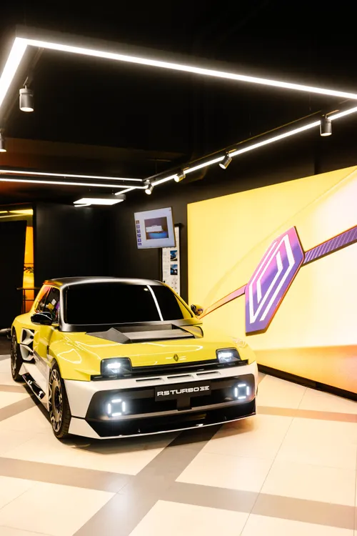 01 spectaculaire renault 5 turbo 3e tijdelijk te zien in rnlt brandstore rotterdam