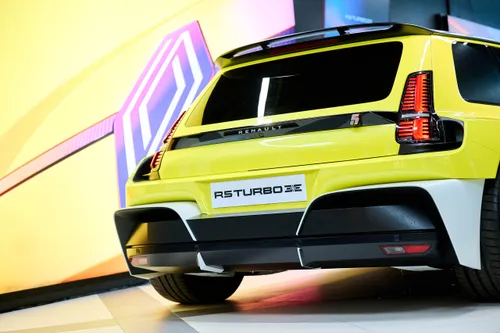 02 spectaculaire renault 5 turbo 3e tijdelijk te zien in rnlt brandstore rotterdam