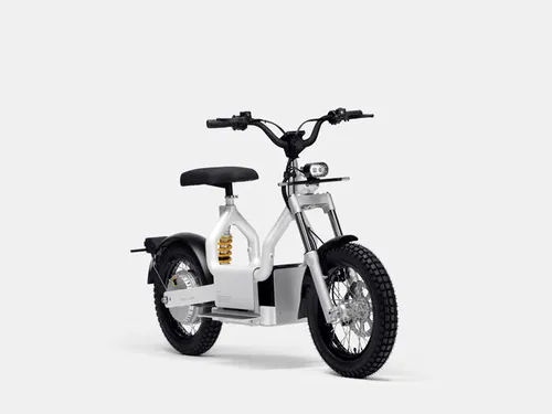 Moped, een elektrische brommer in combinatie met een Polestar