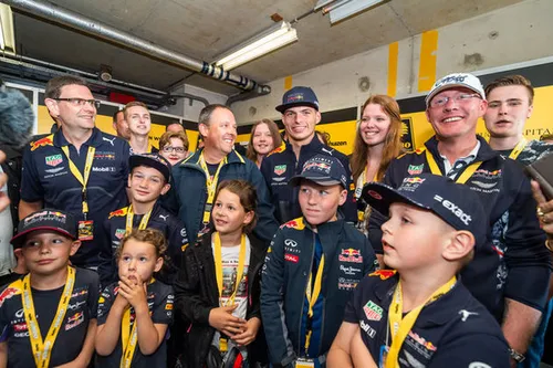 <i>Op de foto met fans.</i>