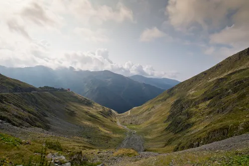 Het indrukwekkende Fagarasan gebergte in Roemeni\u00eb, testlocatie voor de vernieuwde MX-5