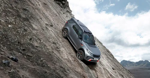 3_LAND-ROVER-DISCOVERY-SVX-DEBUTEERT-OP-IAA