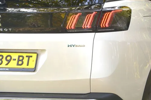 HYbrid staat niet alleen voor milieuvriendelijk, maar ook een vriendelijker benzineverbruik.