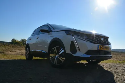 Zeg nou zelf, de Peugeot 3008 HYbrid is toch een stoere bolide?