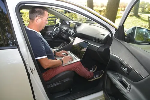 Om te werken biedt de Peugeot 3008 HYbrid meer dan voldoende ruimte.