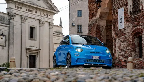 Abarth 500e in zijn natuurlijke omgeving