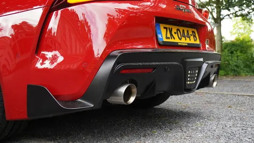 Dubbele uitlaat en overal sensoren.