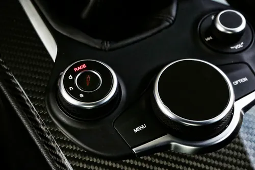 Alfa-Romeo_Giulia-Quadrifoglio_42