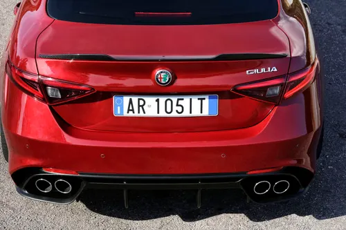 Alfa-Romeo_Giulia-Quadrifoglio_45