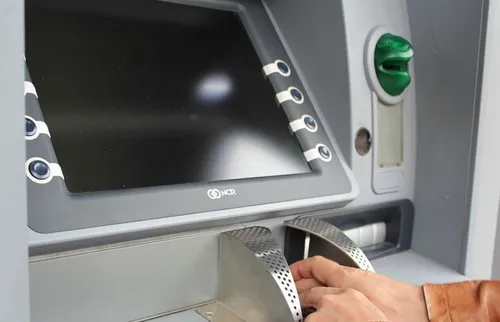 De geldkoerier van Brinks in Chicago werd overvallen toen hij een geldautomaat wilde bijvullen.