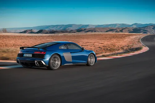 <i>De Audi R8 Coup\u00e9 op het circuit.</i>