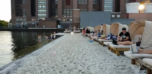 Chillen op het VW strandje na een volle dag Autostadt