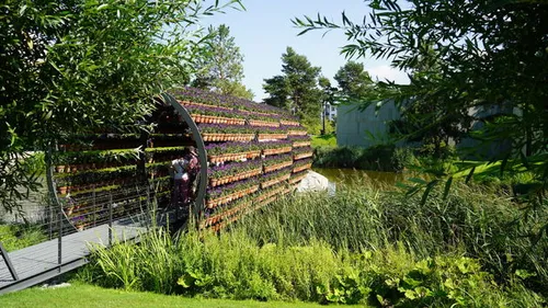 Langzaam ronddraaiende bloempotten met waterbak
