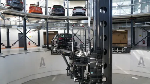 Robots halen je auto op uit de torens voordat deze wordt overhandigd